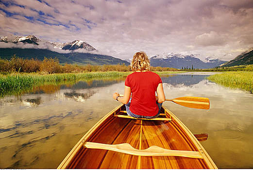 女人,独木舟,弗米利恩湖,班芙国家公园