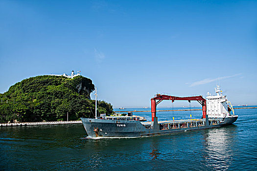 台湾高雄市高雄港港口来往穿梭的海船