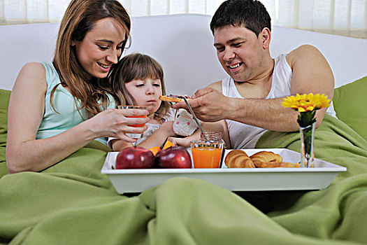 高兴,年轻家庭,吃饭,床上早餐,早晨