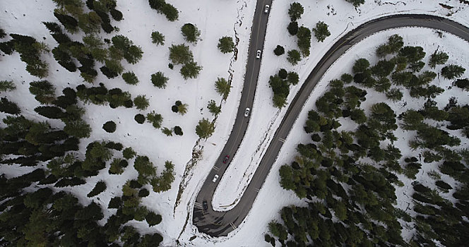 九月天山初雪美,雪岭公路别样景