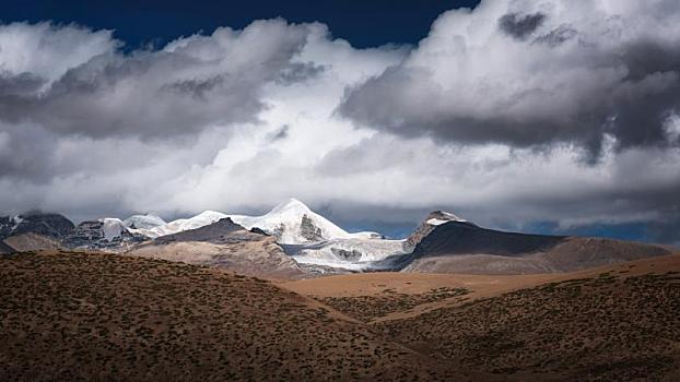 中国西藏当雄县念青唐古拉山系的雪山