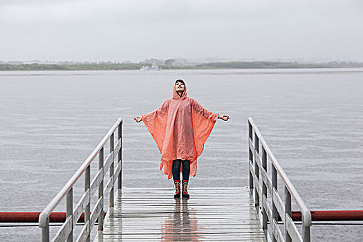 女人,穿,雨衣,享受,下雨,季节,站立,码头