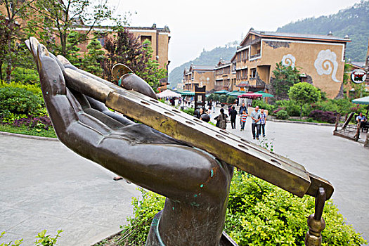 四川阿坝水磨古镇的羌笛雕塑