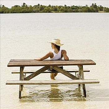 后视图,女青年,坐,长椅,湖岸