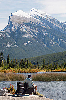 艾伯塔省,加拿大,男性,远足者,坐,长椅,看,伦多山,维米里翁湖