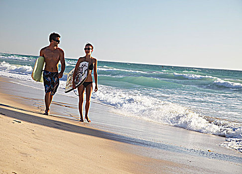 年轻,情侣,走,布莱顿,海滩,冲浪趴板,佩思,西澳大利亚,澳大利亚