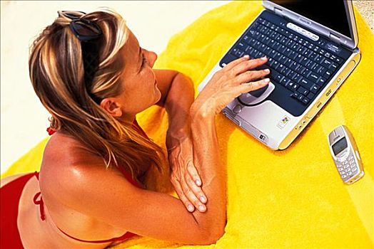 夏威夷,女人,躺下,毛巾,工作,笔记本电脑,海滩