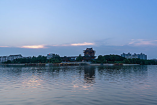 夕阳下的泰州河畔古建筑