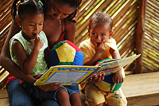 dominica,carib,territory,mother,reading,a,story,for,daughter,and,son