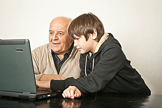 老人,男孩,坐,正面,笔记本电脑