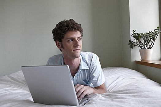 男人,床,笔记本电脑