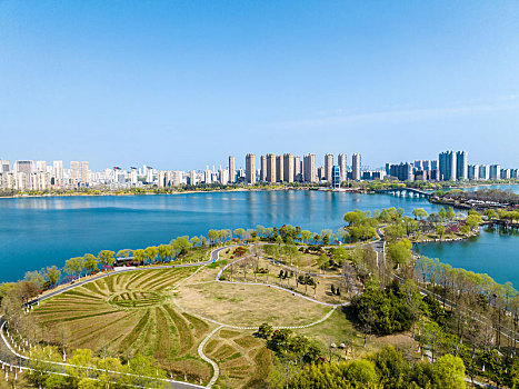 江苏东海,一湖春水,一幅美景