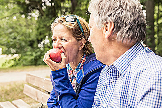 坐,夫妇,户外,成年,女人,吃,苹果