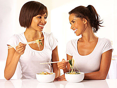两个女人,吃饭,面条