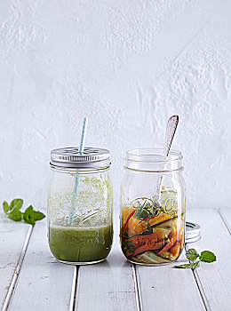 绿色,冰沙,蔬菜沙拉,玻璃杯,一半
