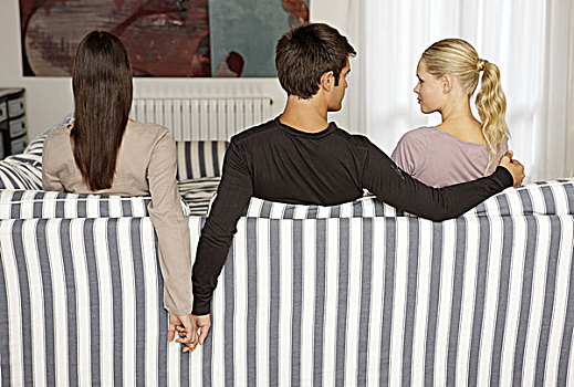 沙发,男人,两个女人,搂抱,握手,背影,象征,风流