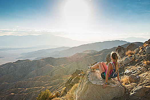 女人,休憩,山,约书亚树国家公园,加利福尼亚,美国