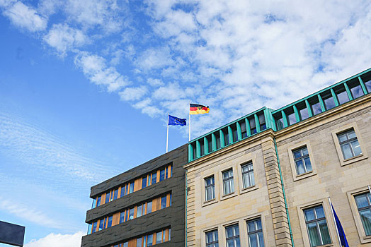 德国柏林城市建筑,房屋顶上的德国国旗和欧盟国旗