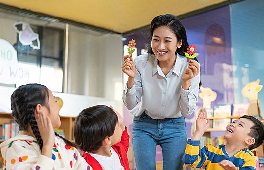 年輕女老師和學生在一起