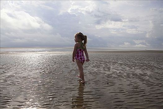 女孩,走,湿,沙子,海滩