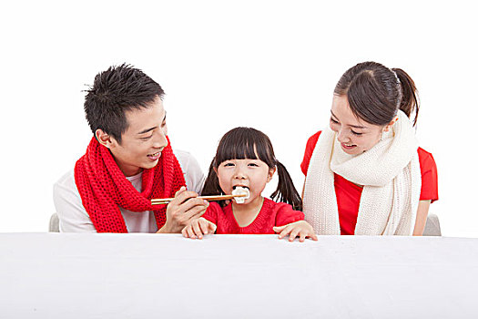一家三口吃餃子慶祝春節(jié)