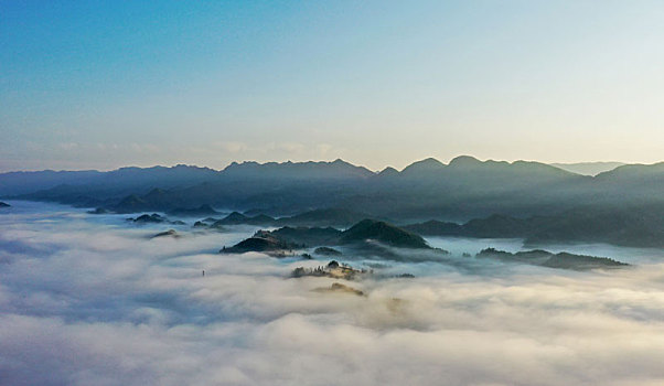 重庆酉阳清晨平流雾很美
