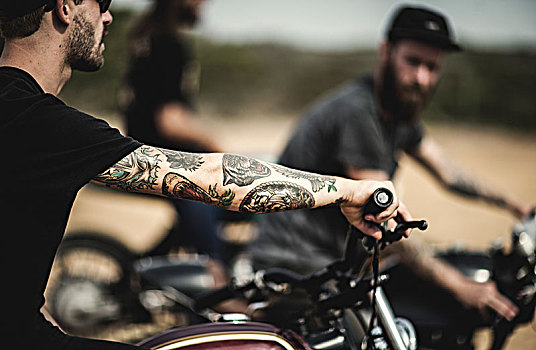 侧面视角,男人,纹身,手臂,坐,咖啡,竞速,摩托车,尘土,土路