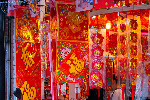 中國(guó)人過(guò)春節(jié)商家銷售著春聯(lián)及掛飾