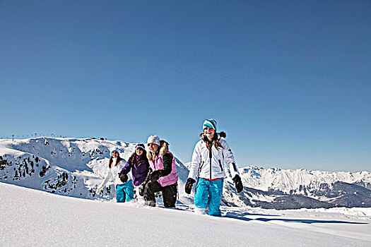 四个,女青年,滑雪,衣服,走,雪中