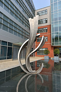 上海互联宝地办公区的不锈钢雕塑