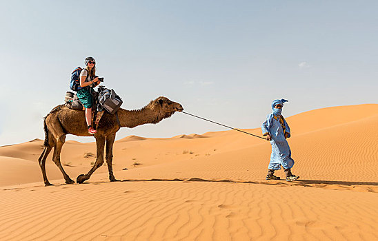 游客,单峰骆驼,贝多因人,沙丘,沙漠,却比沙丘,梅如卡,撒哈拉沙漠,摩洛哥,非洲