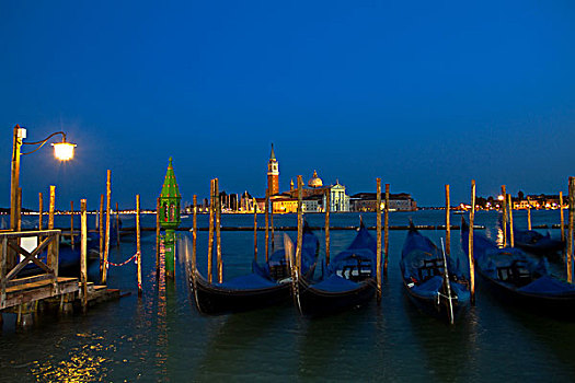威尼斯夜晚一排整齐的船停靠在港口