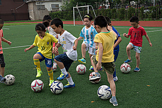 上海浦东北蔡中心小学开展的暑期足球培训课程