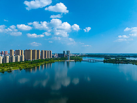 2022年8月1日,江苏省连云港市东海县西双湖风景区,郁郁葱葱,岸绿水清,天蓝景美,构成了一幅优美的夏日美景图,成为了市民休闲纳凉好去处