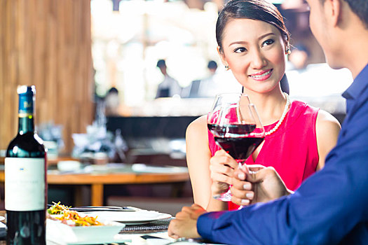 亚洲人,情侣,葡萄酒,餐馆