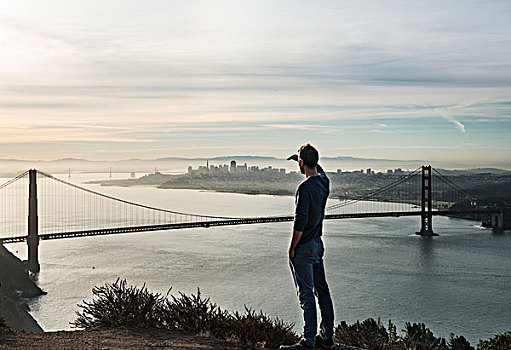 男青年,看,金门大桥,旧金山,加利福尼亚,美国,北美