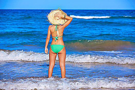 小女孩,站立,看,海洋,沙滩帽,后面,背面视角