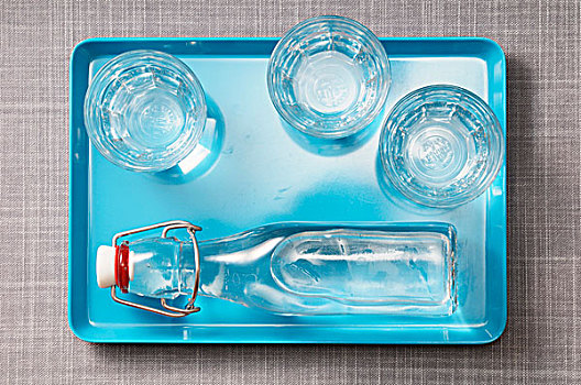三个,玻璃杯,水瓶,蓝色,托盘