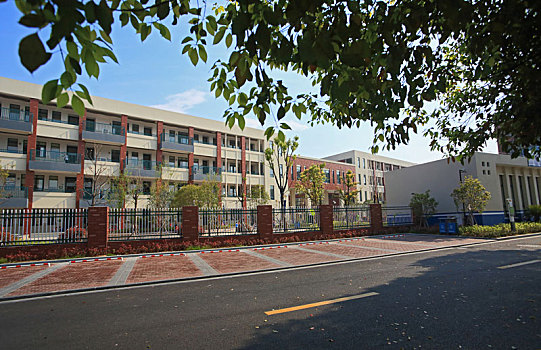 小学,校园,建筑,教学楼,教育,楼房,设施,学校,外景,户外,天空