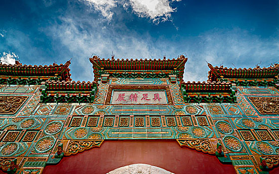 北京卧佛寺琉璃牌坊