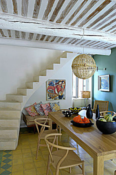 经典,木椅,餐桌,靠近,水泥,楼梯,室内,天花板