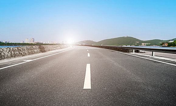 前景为空的道路地面和户外自然景观