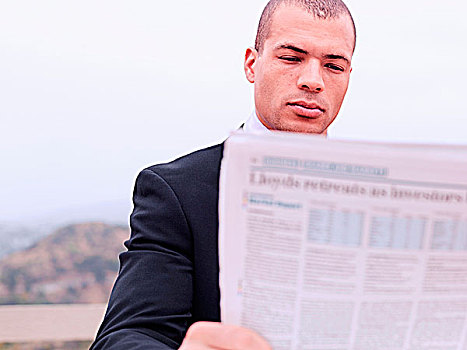 男人,读报纸