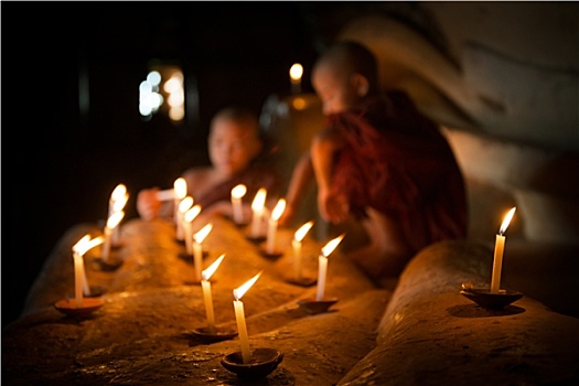 佛教,新信徒,烛光,室内,庙宇