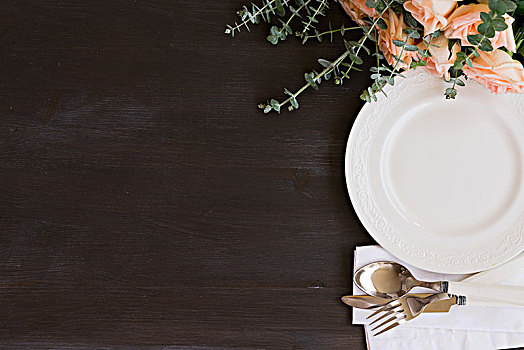 餐具,桌上,盘子,暗色,木质背景,留白