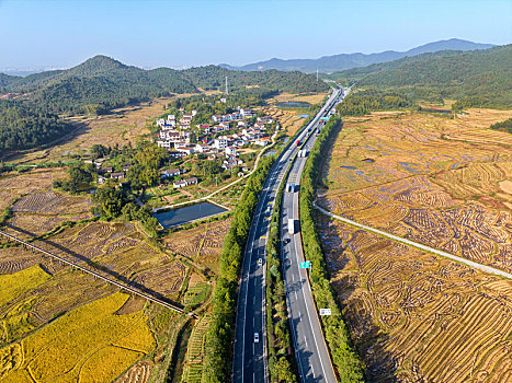 江西金溪,道路畅通助振兴