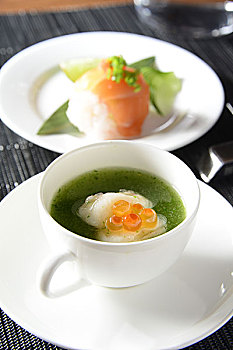 广州圣丰索菲特大酒店,鲑鱼寿司和以鲑鱼子点缀的餐点,广东广州天河区