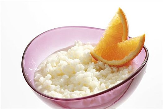 米饭布丁,橙子片,玻璃碗