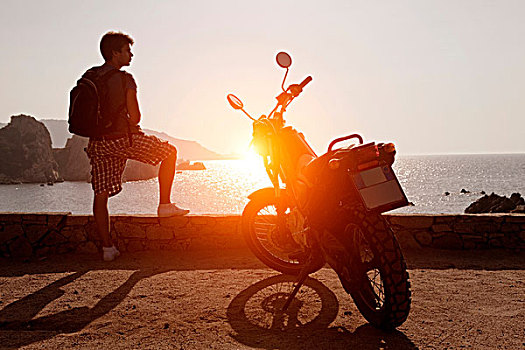 男人,摩托车,看别处,风景,日落,上方,海洋,萨丁尼亚,意大利