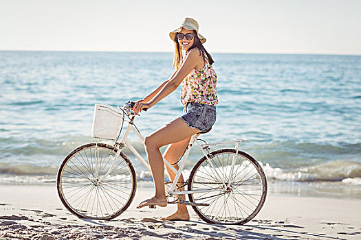 漂亮,黑发,女人,骑自行车,海滩
